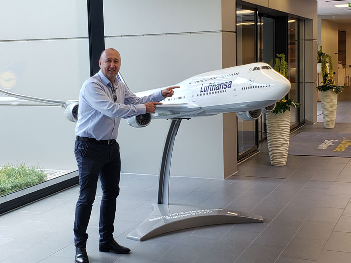 Cam with Lufthansa model plant